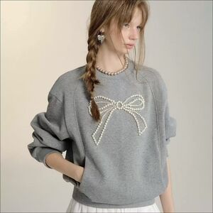 Almost New Gray Sweatshirt with Bow Detail 🎀✨